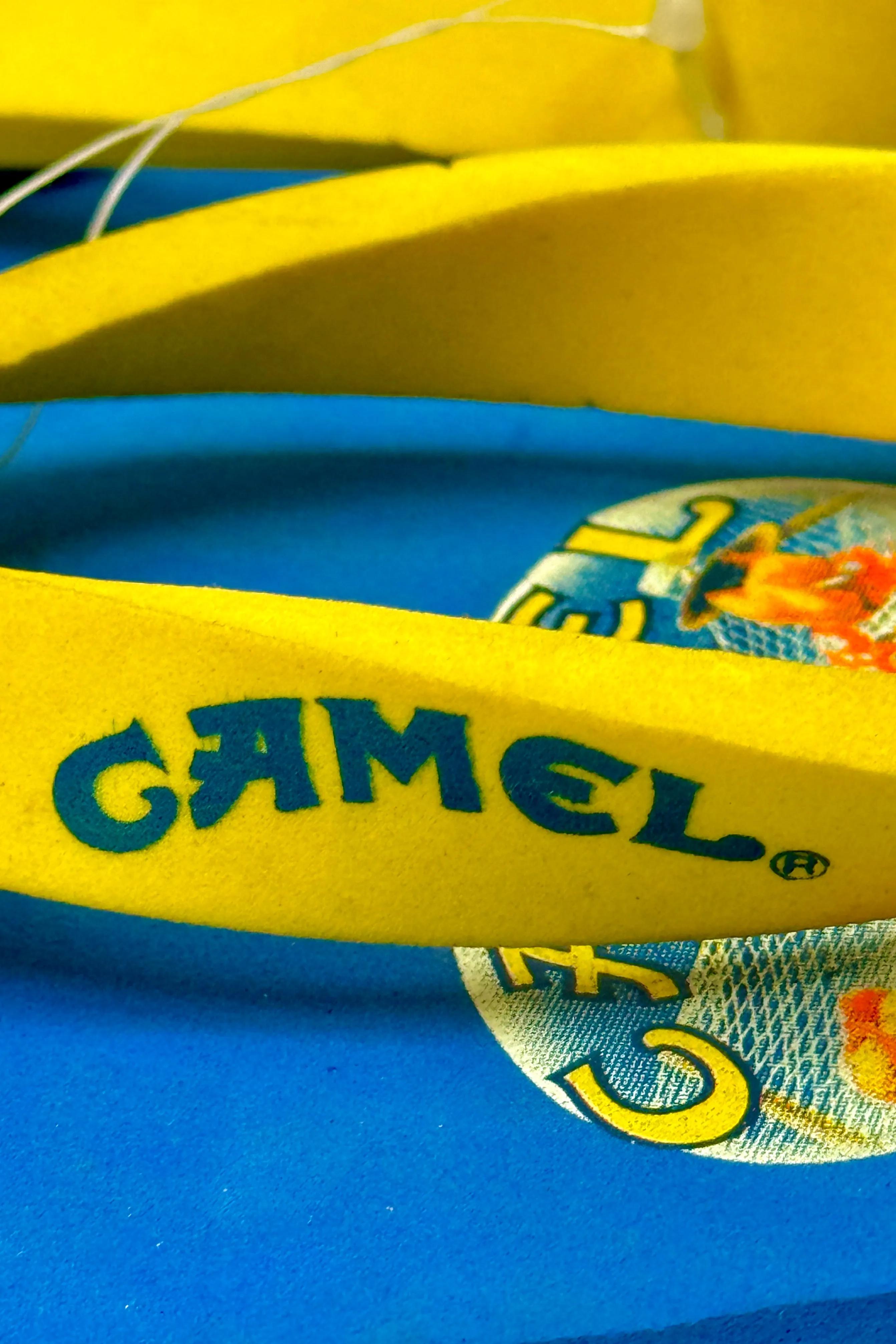 1990’S DEADSTOCK CAMEL BEACH PRINTED FOAM FLIP FLOPS 9.5